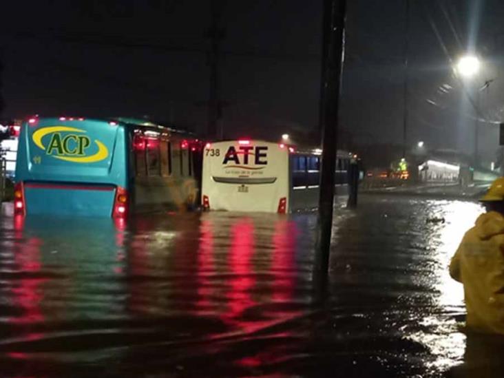 Fuerte tormenta inunda calles de Guadalajara Fuerte tormenta inunda calles de Guadalajara