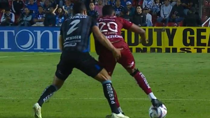 Omar Mendoza hace maniobra al estilo proctólogo a jugador del Atlas