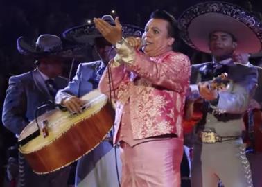 Juan Gabriel también portó traje de charro rosa, así lució