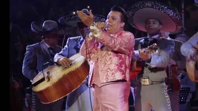 Juan Gabriel también portó traje de charro rosa, así lució Juan Gabriel también portó traje de charro rosa, así lució
