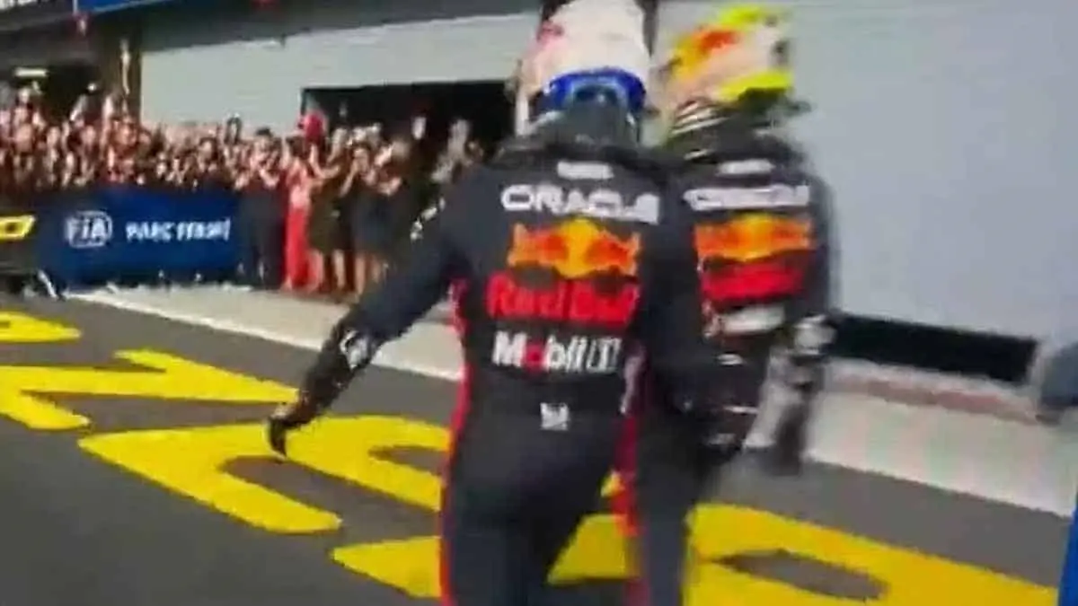 Max Verstappen le estampa una nalgada de cariño al "Checo" Pérez