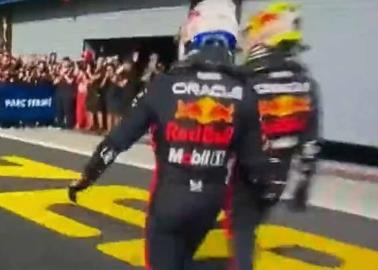 Max Verstappen le estampa una nalgada de cariño al "Checo" Pérez