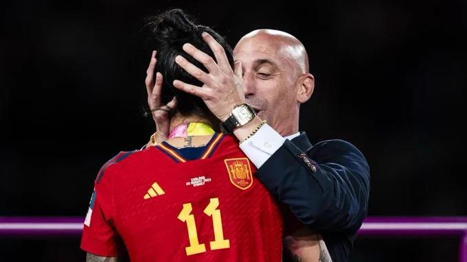Jenny Hermoso denuncia a Luis Rubiales por el beso no consensuado Jenny Hermoso denuncia a Luis Rubiales por el beso no consensuado
