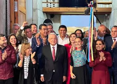 AMLO entrega bastón de mando a Claudia Sheinbaum en acto simbólico