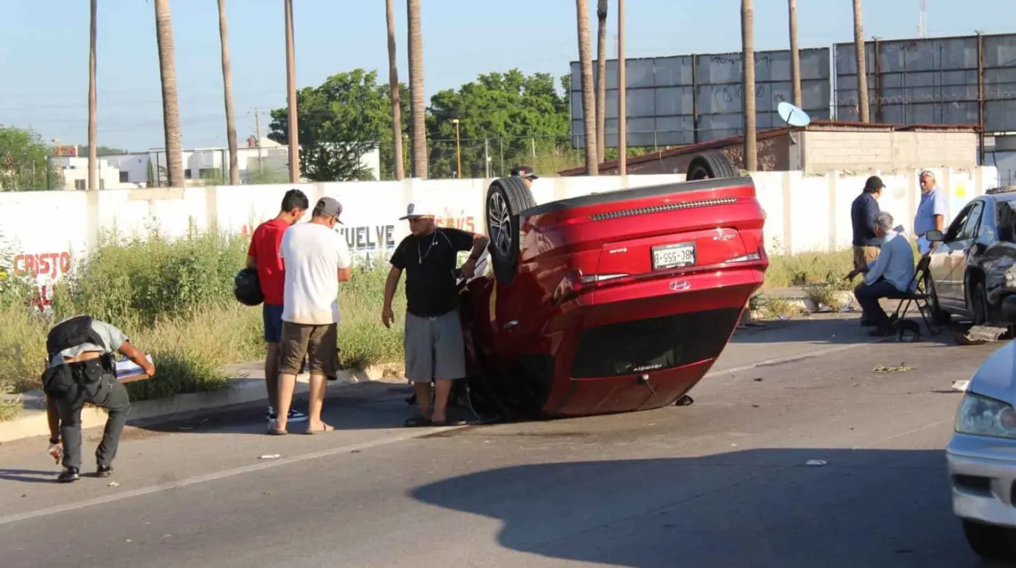 Conductor choca al intentar rebasar a otro vehículo en Ciudad Obregón