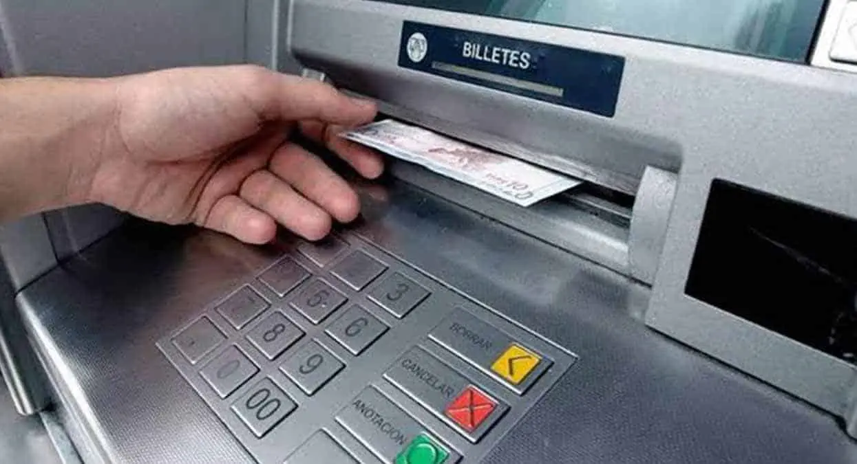 ¿Qué cajeros cobran MENOS comisión por retirar la pensión Bienestar ?