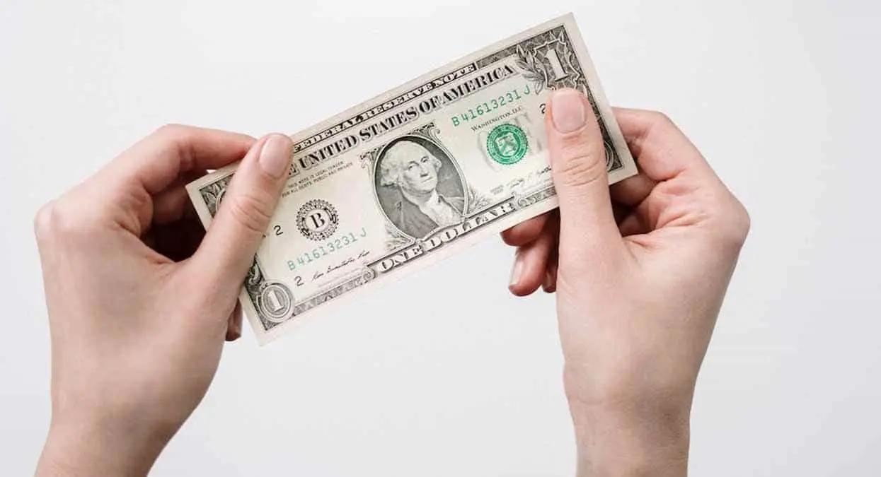 El superpeso se deprecia frente al dólar