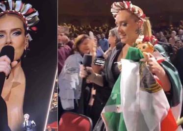 VIDEO | Adele recibe diadema tricolor, muñeca "Lele" y bandera mexicana y las porta con orgullo VIDEO | Adele recibe diadema tricolor, muñeca "Lele" y bandera mexicana y las porta con orgullo