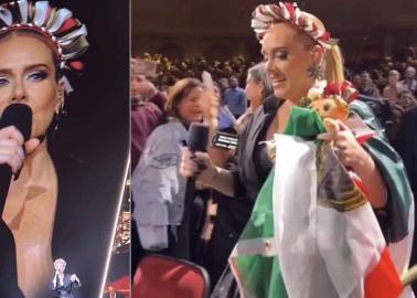 VIDEO | Adele recibe diadema tricolor, muñeca "Lele" y bandera mexicana y las porta con orgullo