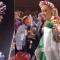 VIDEO | Adele recibe diadema tricolor, muñeca "Lele" y bandera mexicana y las porta con orgullo
