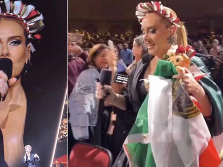 VIDEO | Adele recibe diadema tricolor, muñeca "Lele" y bandera mexicana y las porta con orgullo VIDEO | Adele recibe diadema tricolor, muñeca "Lele" y bandera mexicana y las porta con orgullo