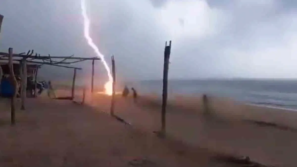 VIDEO | Rayo impacta a tres personas en playa de Michoacán