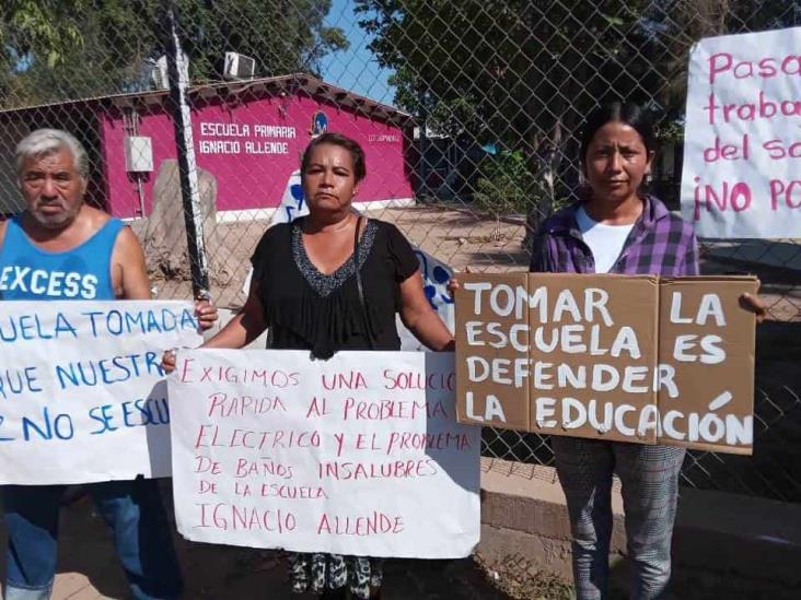 Continúan padres de familia con la toma de primaria en Etchojoa Continúan padres de familia con la toma de primaria en Etchojoa