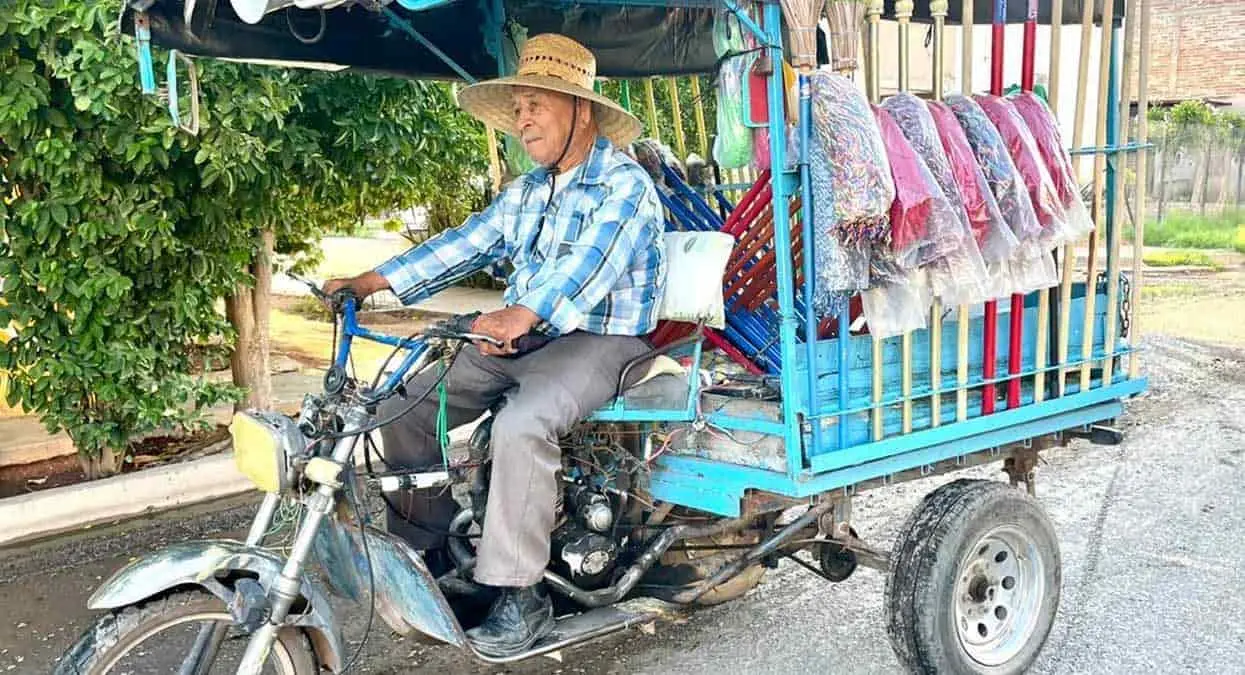 Cajemense con más de 80 años se gana la vida a bordo de su motocicleta