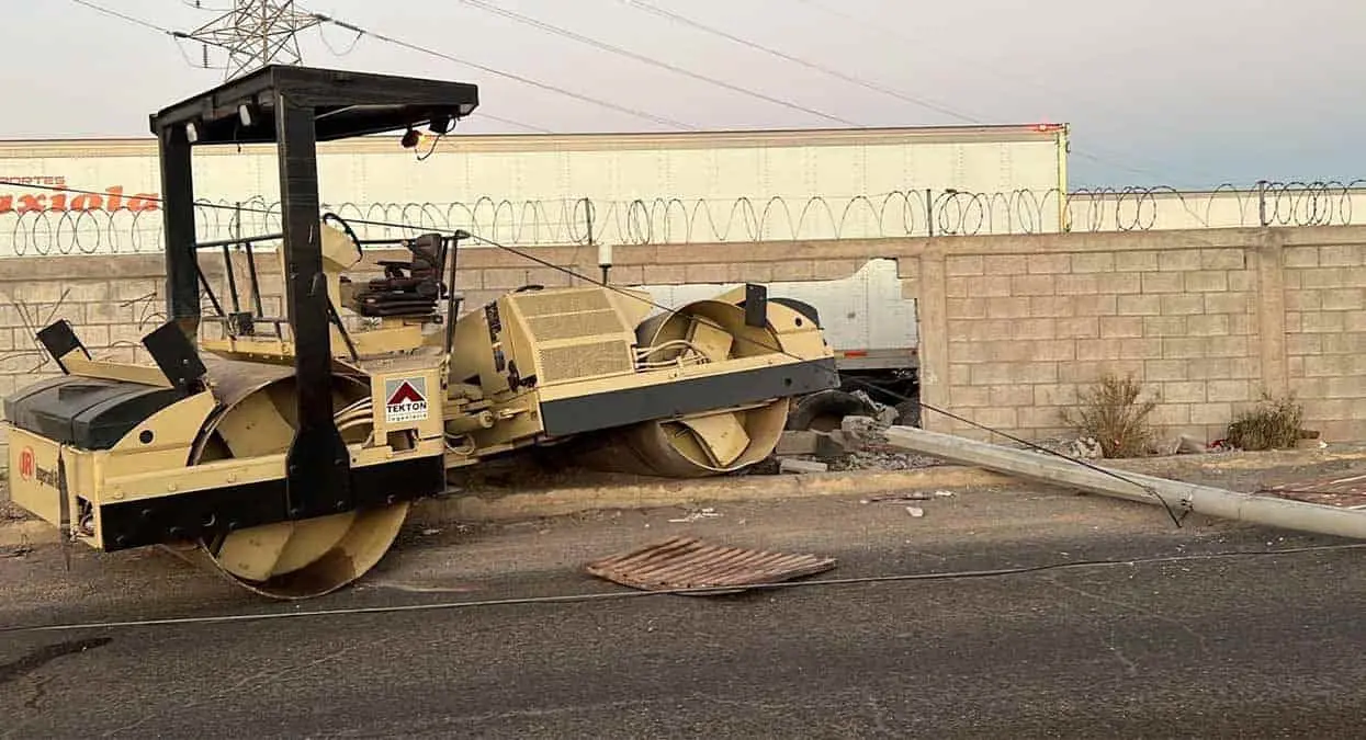 Aplanadora derriba barda en el Parque Industrial de Ciudad Obregón
