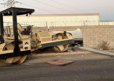 Aplanadora derriba barda en el Parque Industrial de Ciudad Obregón