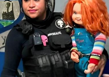 ¡No es broma! Detienen al muñeco Chucky y su dueño, hasta les pusieron esposas