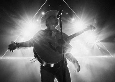 Christian Nodal sorprende con su nuevo look