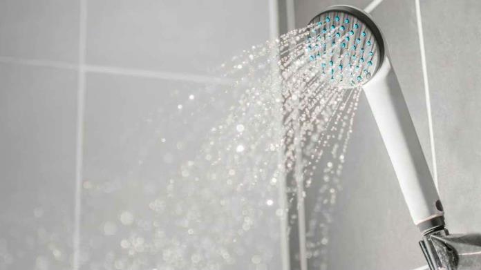 ¿No sale agua de tu regadera? con estos tips puedes destapar los orificios con remedios caseros ¿No sale agua de tu regadera? con estos tips puedes destapar los orificios con remedios caseros