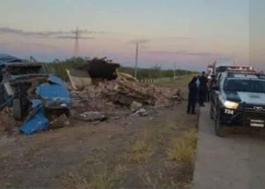 Vuelca tráiler cargado de camarón y la rapiña no se hace esperar