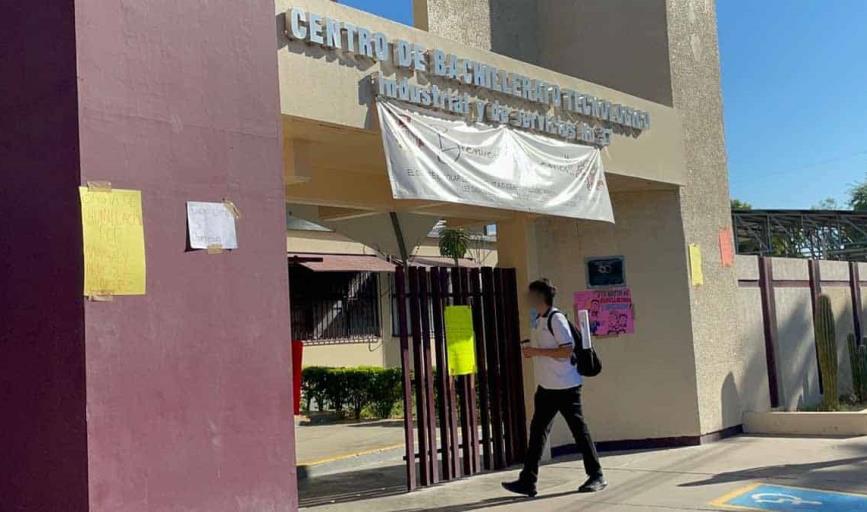 Padres de familia toman instalaciones de Cbtis 37; piden destitución de maestra