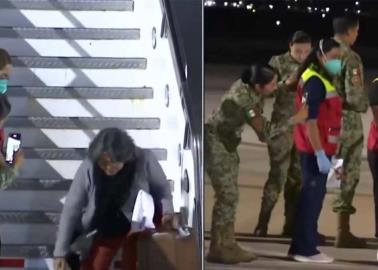 VIDEO | Mexicanos repatriados de Israel lloran y besan el suelo nacional al aterrizar en el AIFA