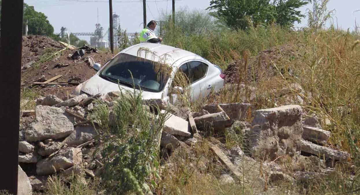 Se sale del camino y choca con loma de tierra al sur de Ciudad Obregón
