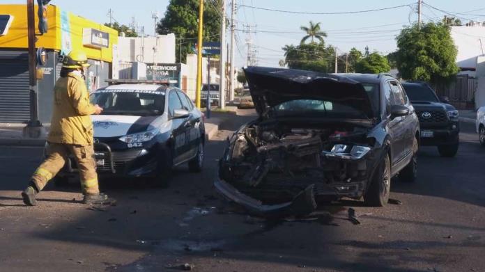 Aparatoso choque en la Zona Norte de Ciudad Obregón Aparatoso choque en la Zona Norte de Ciudad Obregón