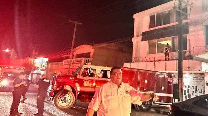 Auxilian a mujer que intentó lanzarse desde edificio en Ciudad Obregón Auxilian a mujer que intentó lanzarse desde edificio en Ciudad Obregón