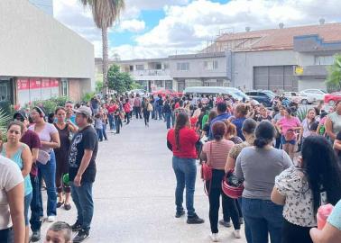 Inicia la entrega de uniformes escolares en Cajeme; se registran largas filas