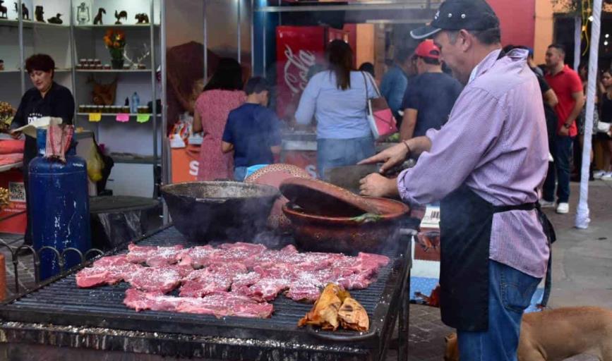 Carne asada de Sonora causa sensación en el Festival Cervantino; hasta 320 kilos se asaron en un solo día
