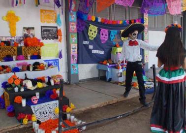 Día de Muertos: Estudiantes colocan altares para recordar a sus antepasados