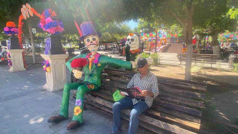 Catrines y catrinas invaden la Plaza Zaragoza de Hermosillo; estarán hasta el domingo