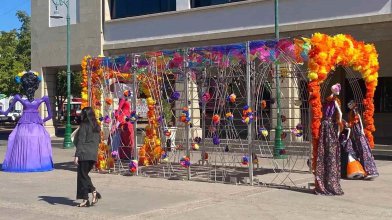 Catrines y catrinas invaden la Plaza Zaragoza de Hermosillo; estarán hasta el domingo