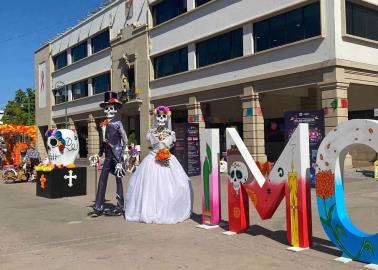 Catrines y catrinas invaden la Plaza Zaragoza de Hermosillo; estarán hasta el domingo