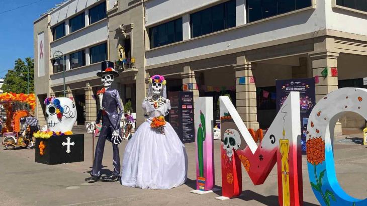 Catrines y catrinas invaden la Plaza Zaragoza de Hermosillo; estarán hasta el domingo