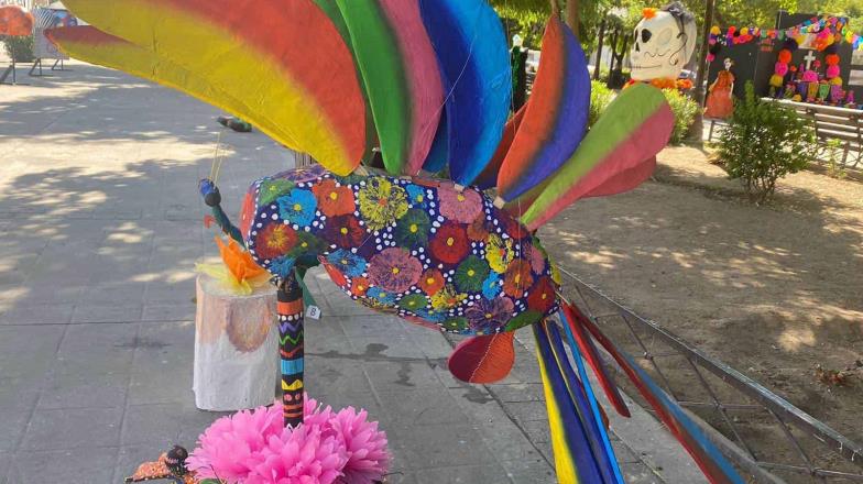 Catrines y catrinas invaden la Plaza Zaragoza de Hermosillo; estarán hasta el domingo