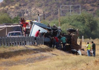 Chofer pierde la vida tras volcar su unidad en la carretera México 15