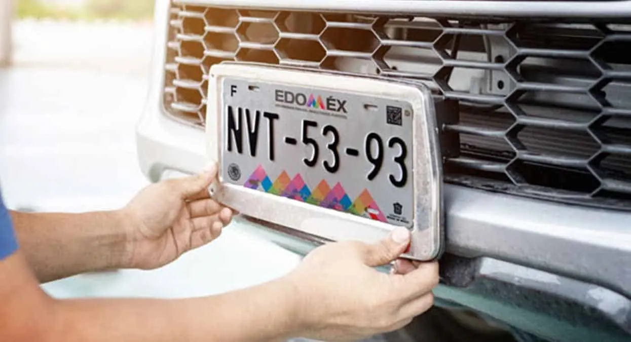 ¿A tu auto se le cayó la placa? esto es lo que debes de hacer