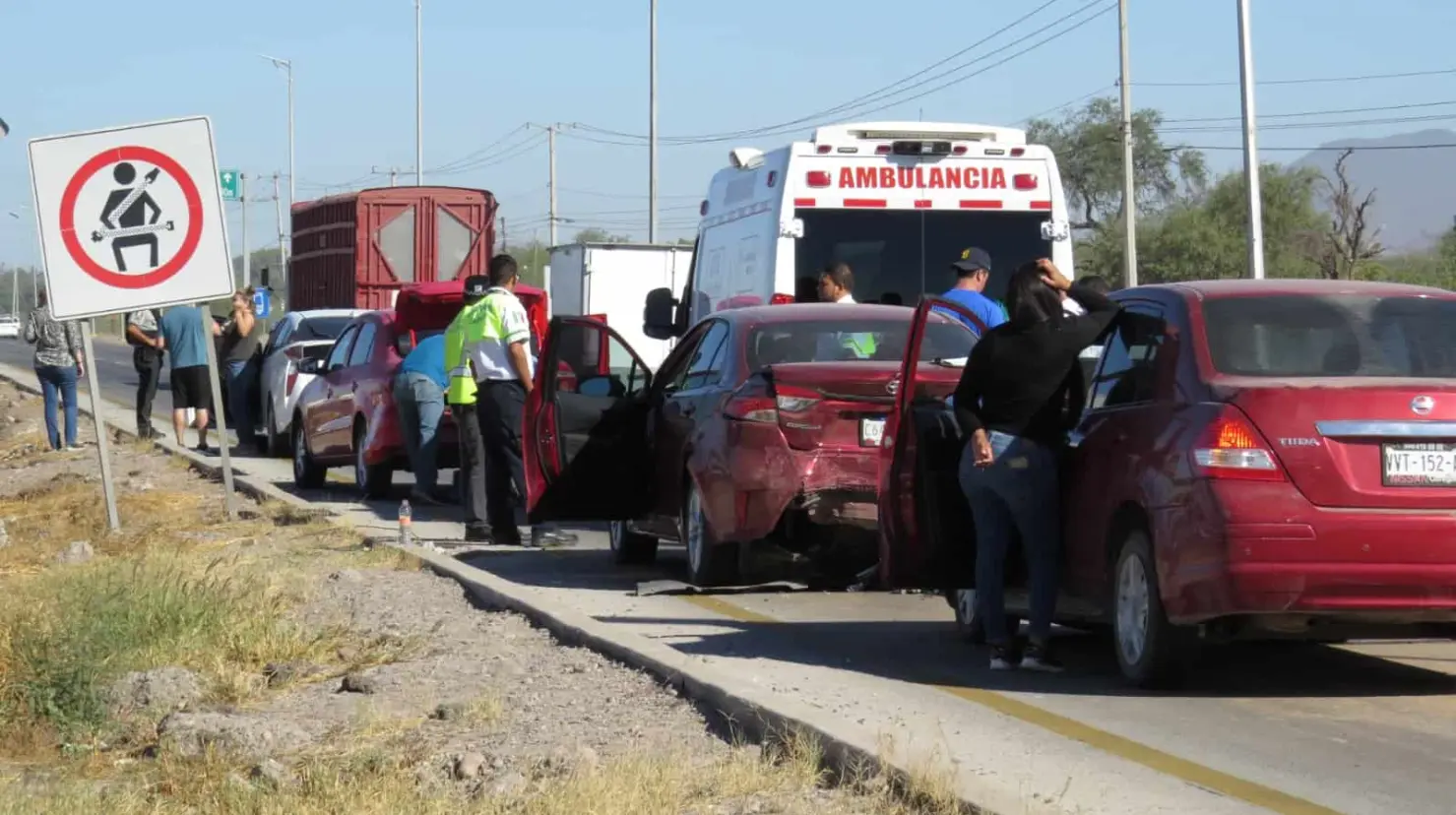 Carambola en la Carretera Federal México 15; participan cuatro vehículos 