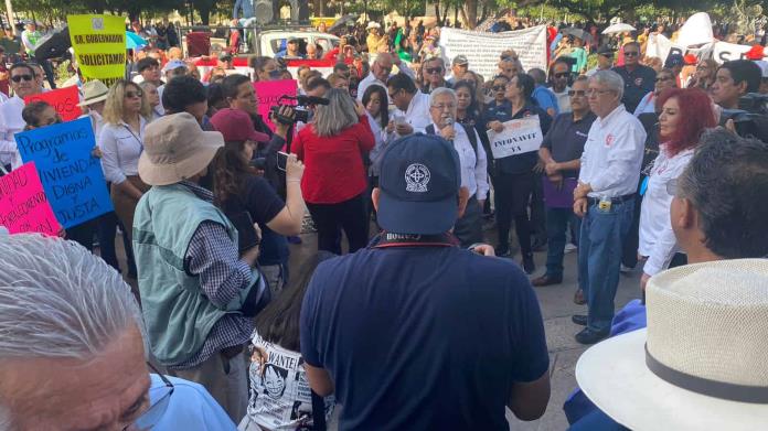 En Hermosillo protestan sindicalizados frente a Palacio de Gobierno En Hermosillo protestan sindicalizados frente a Palacio de Gobierno