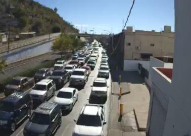 Garitas de Nogales registran largas filas de ingreso a EU por puente
