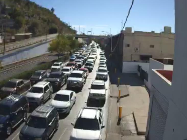 Garitas de Nogales registran largas filas de ingreso a EU por puente Garitas de Nogales registran largas filas de ingreso a EU por puente