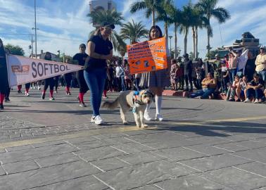 VIDEO | El Greñas, la mascota del Cobachito, presente en el desfile revolucionario en Cajeme 