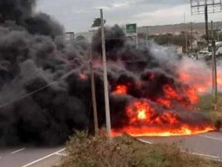 Pipa de combustible explota y provoca cierre carretero Pipa de combustible explota y provoca cierre carretero