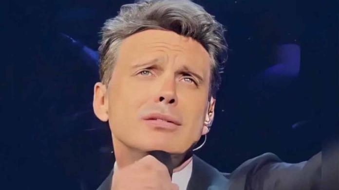 Luis Miguel desata polémica por besar en la boca a una niñita durante concierto Luis Miguel desata polémica por besar en la boca a una niñita durante concierto