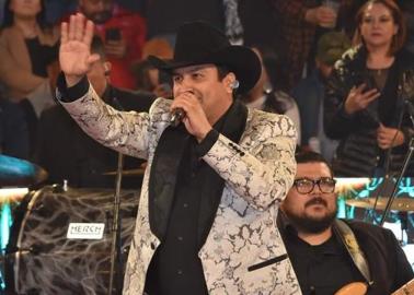 Julión Álvarez llega a fiesta sin invitación, al escucharse él mismo