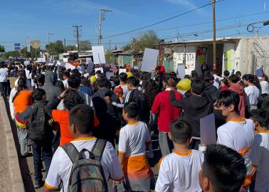 Marchan estudiantes contra la violencia hacia la mujer