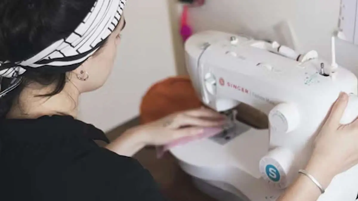 Bodega Aurrera remata máquina de coser electrónica con un descuentazo