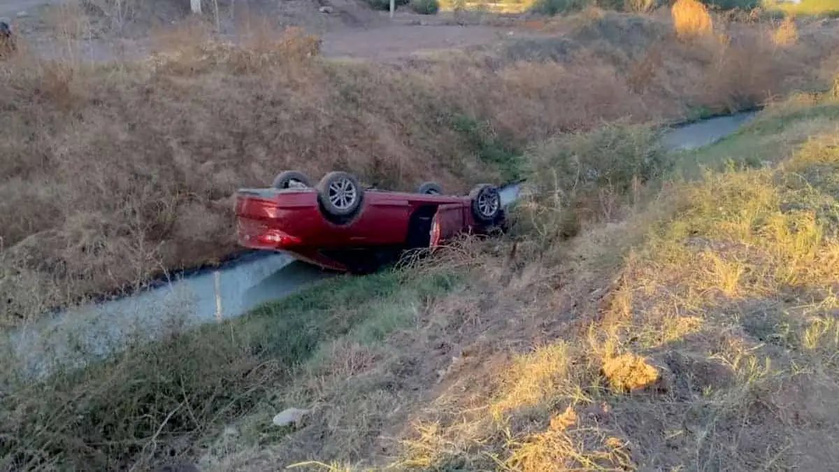 Abandonan un auto volcado en un dren en Cócorit